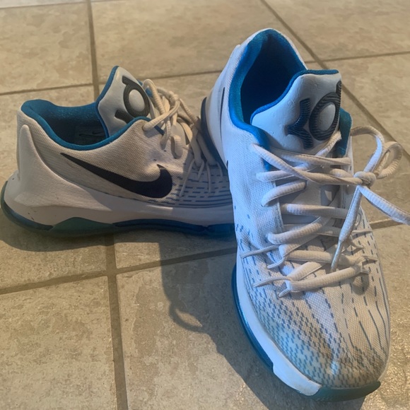 Boys Nike KD athletic shoes. Size 4y - Picture 1 of 5